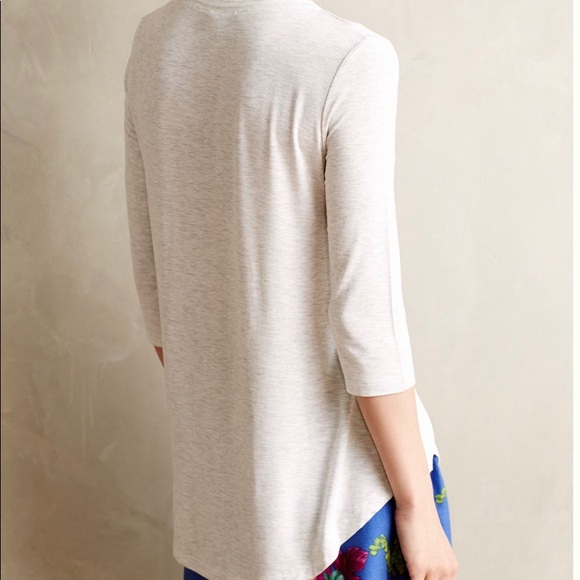 Bordeaux chiffon-trimmed scoopneck shirt in light grey - Picture 2 of 9